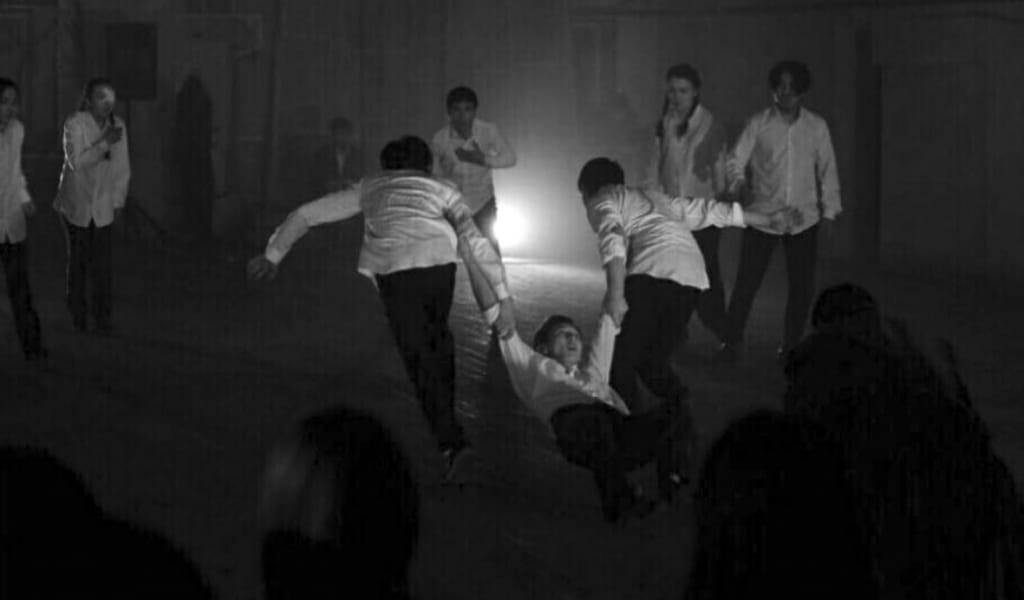 "КӨЗІМНЕН ЖАС ПАРЛАДЫ": АЛМАТЫДА "86" ҚОЙЫЛЫМЫ САХНАЛАНДЫ