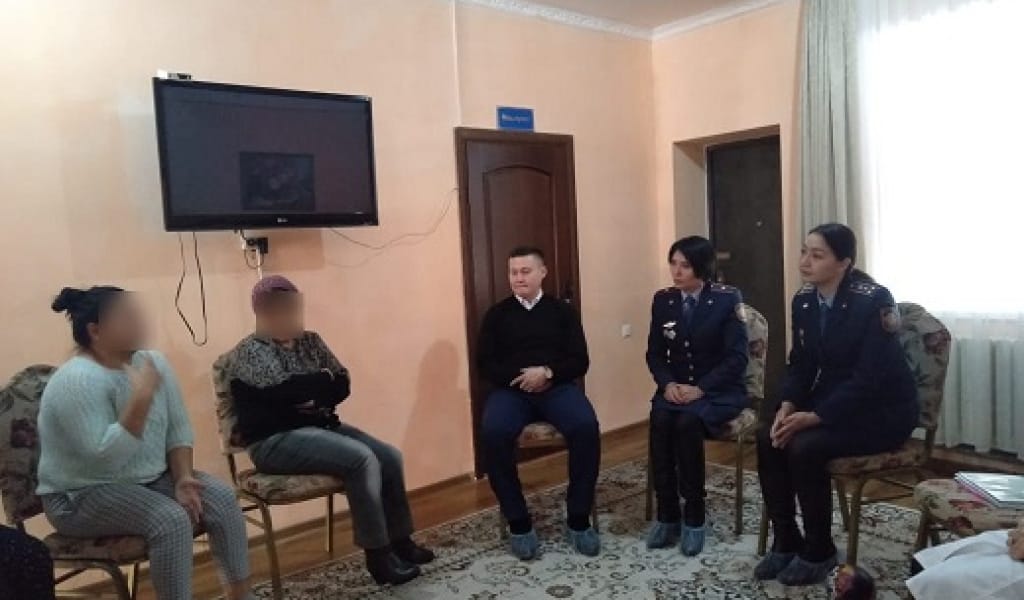 "МЕН МЫҚТЫМЫН!" ПОЛИЦЕЙЛЕР КҮЙЗЕЛІСКЕ ҰШЫРАҒАН ӘЙЕЛДЕРМЕН КЕЗДЕСТІ