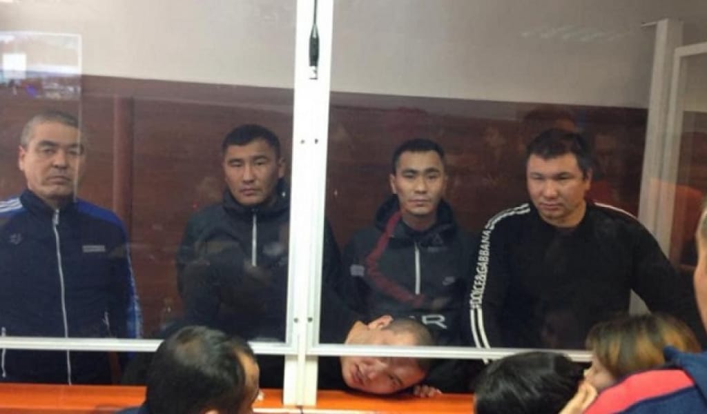 "ЖӘБІРЛЕНУШІ КЕЛМЕДІ": ҚЫЗЫЛАҒАШТЫҢ БЕС ЖІГІТІНЕ ҚАТЫСТЫ СОТ ОТЫРЫСЫ БАСТАЛДЫ