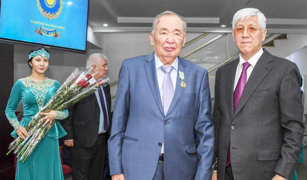 ҚҰРМЕТКЕ БӨЛЕНДІ