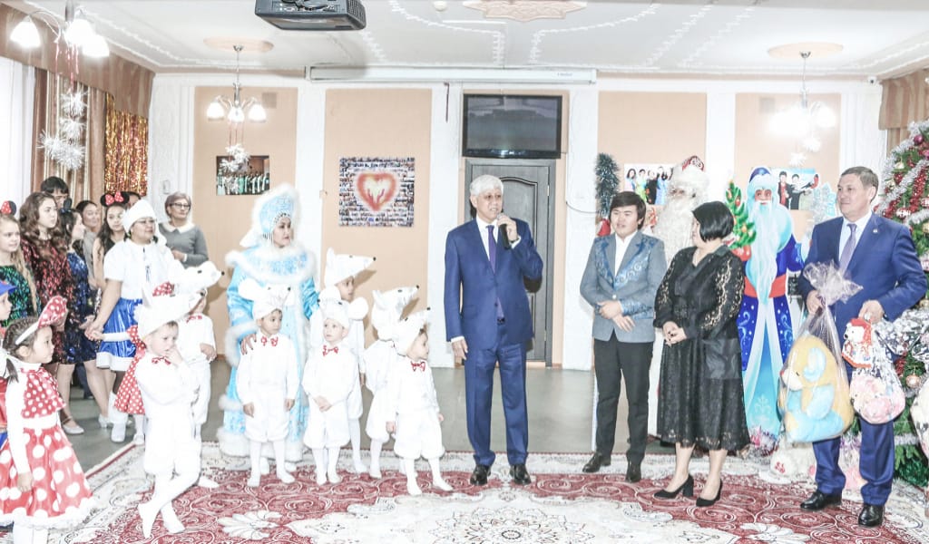 "САҒЫНЫП ЖҮРЕМІН": ОБЛЫС ӘКІМІ БАЛДЫРҒАНДАРҒА СЫЙЛЫҚ ЖАСАДЫ