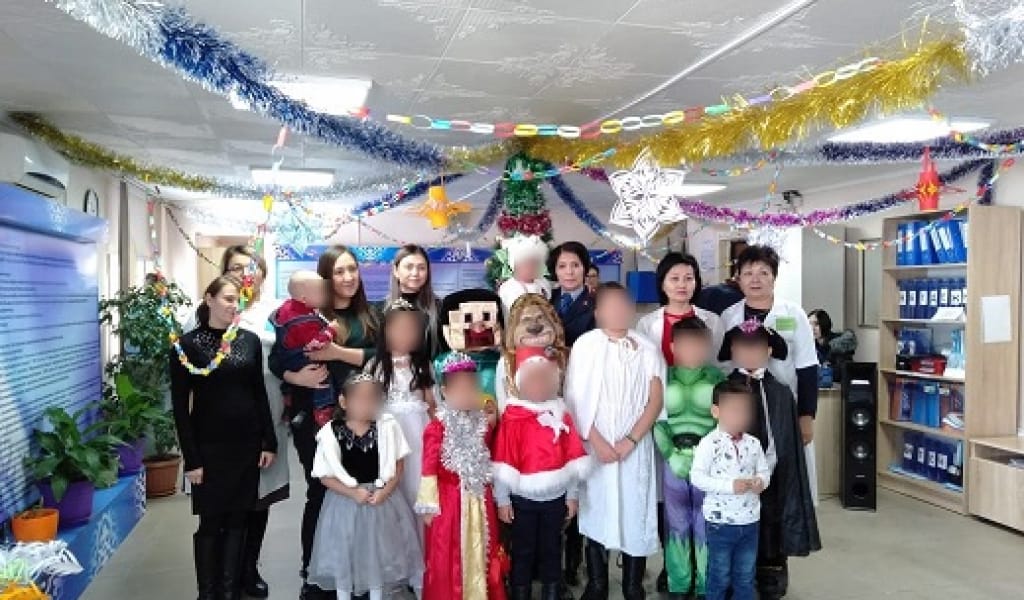 ТАЛДЫҚОРҒАН: ПОЛИЦЕЙЛЕР БАЛАЛАРҒА ОЙЫНШЫҚ СЫЙЛАДЫ