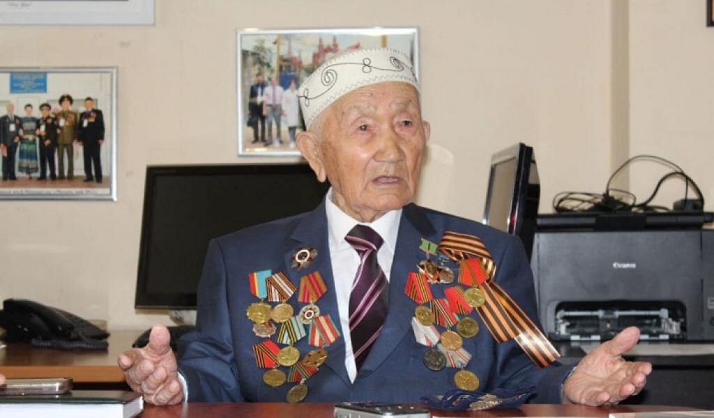 94 ЖАСТА: КУРСАНТТАР СОҒЫС АРДАГЕРІН ЖАҢА ЖЫЛМЕН ҚҰТТЫҚТАДЫ