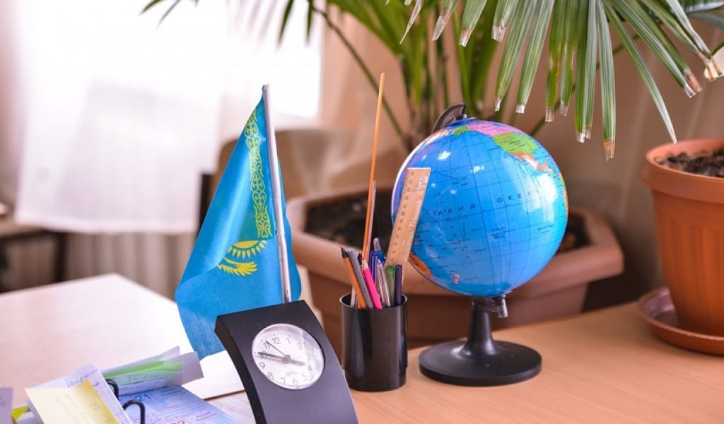 ПЕДАГОГ МӘРТЕБЕСІ: ҰСТАЗ АБЫРОЙЫ ЗАҢМЕН ҚОРҒАЛАДЫ