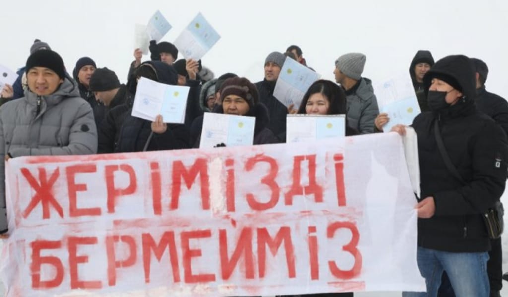 "ТҰРҒЫНДАР ЖАҒЫНА ШЫҒАМЫЗ": АЛМАТЫ ІРГЕСІНДЕГІ ЖЕР ДАУЫН СОТ ШЕШЕДІ