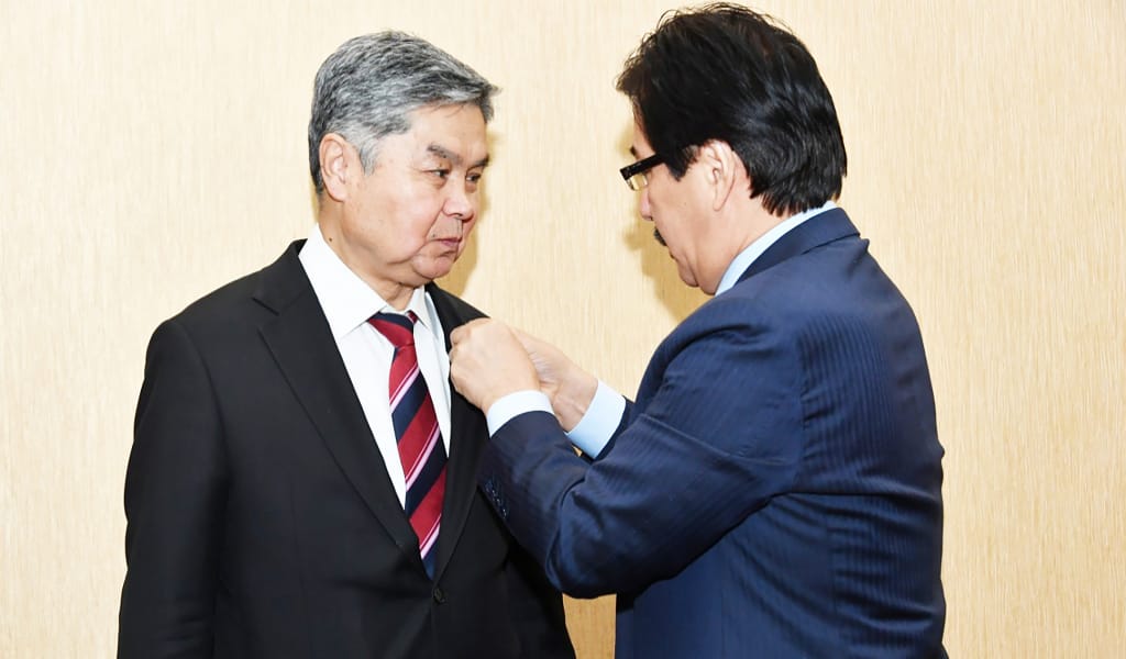 "СТУДЕНТТЕРГЕ ҚАМҚОР": ҚАЗҰУ РЕКТОРЫ ҚОҒАМ ҚАЙРАТКЕРІНІҢ КЕУДЕСІНЕ МЕДАЛЬ ТАҚТЫ