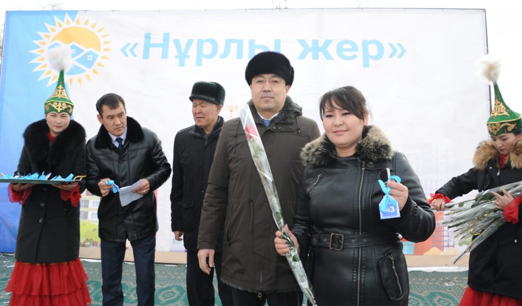 "СЕНЕ АЛМАЙ ТҰРМЫЗ": ӘКІМ ҚОЛЫНАН ПӘТЕР АЛҒАНДАР ҚУАНЫШЫМЕН БӨЛІСТІ