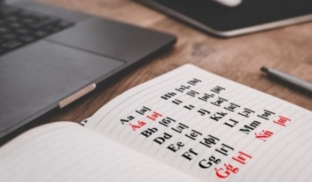 "ТӘУЕЛДІЛІКТЕН АРЫЛАМЫЗ": ЛАТЫН ӘЛІПБИІ ҚАЗАҚЫ ДЫБЫСТЫ ҚАЛЫПТАСТЫРАДЫ