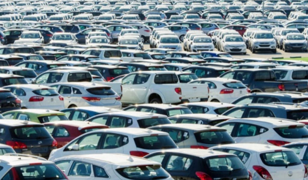 "ТЕЗ ӘРІ ОҢАЙ": ҚАЗАҚСТАНДЫҚТАР ШЕТЕЛДЕН ӘКЕЛГЕН КӨЛІКТЕРІН ТІРКЕП ЖАТЫР