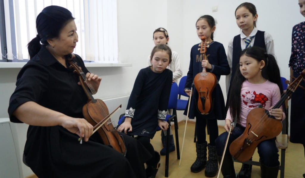 ТАЛДЫҚОРҒАНДЫҚ ОҚУШЫЛАР АБАЙ ӘНДЕРІН ҚОБЫЗБЕН ОРЫНДАЙДЫ