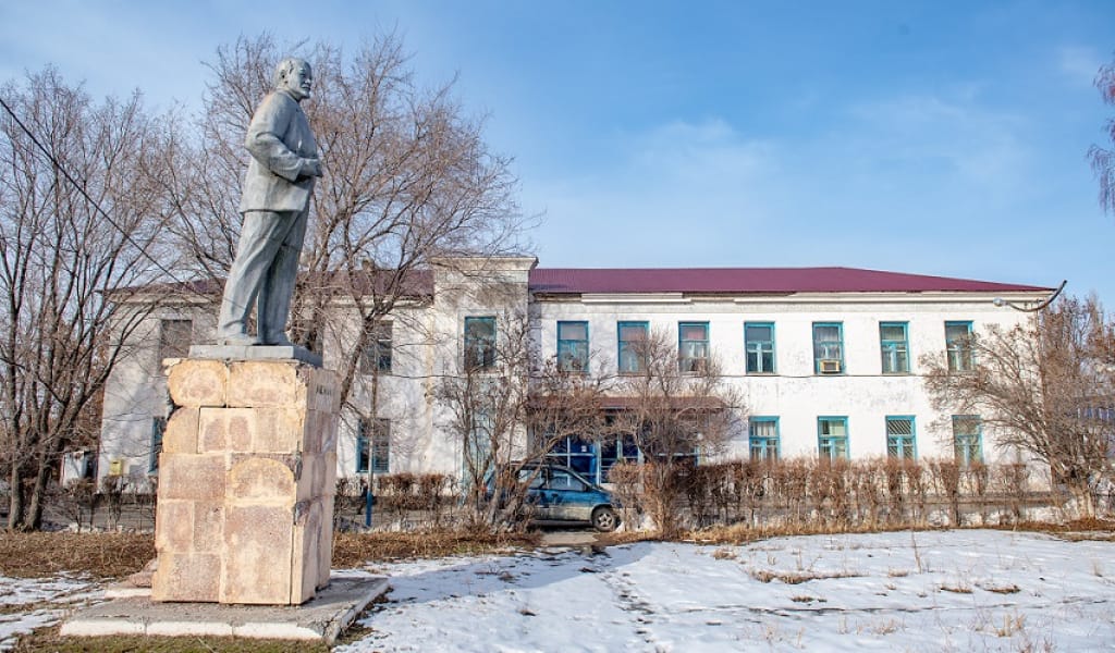 "НЕ БҮЛДІРДІ ОЛ?" АУЫЛ ТҰРҒЫНДАРЫ ЛЕНИННІҢ ЕСКЕРТКІШІН АЛДЫРМАЙ ОТЫР