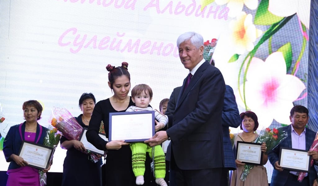 ҚАПШАҒАЙ: ТАНЫМАЛ КӘСІПКЕРЛЕР БІРНЕШЕ ОТБАСЫНА ҮЙ СЫЙЛАДЫ