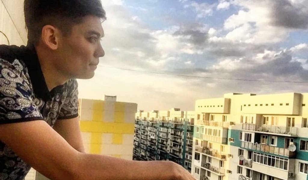 "ҚАТЕЛІКТЕРІМДІ ЗЕРТТЕЙМІН": ТАЛДЫҚОРҒАНДА ШИМАЙЛАП СУРЕТ САЛАТЫН ШЕБЕР ТҰРАДЫ