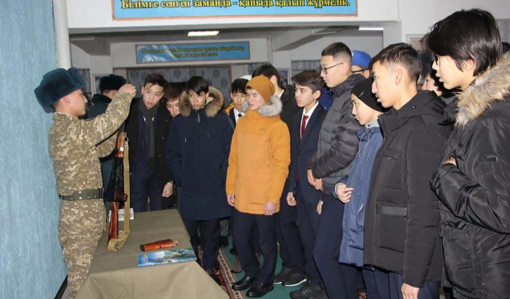 ПАТРИОТИЗМ: ОҚУШЫЛАР ӘСКЕРИ ИНСТИТУТ ЖҰМЫСЫМЕН ТАНЫСТЫ