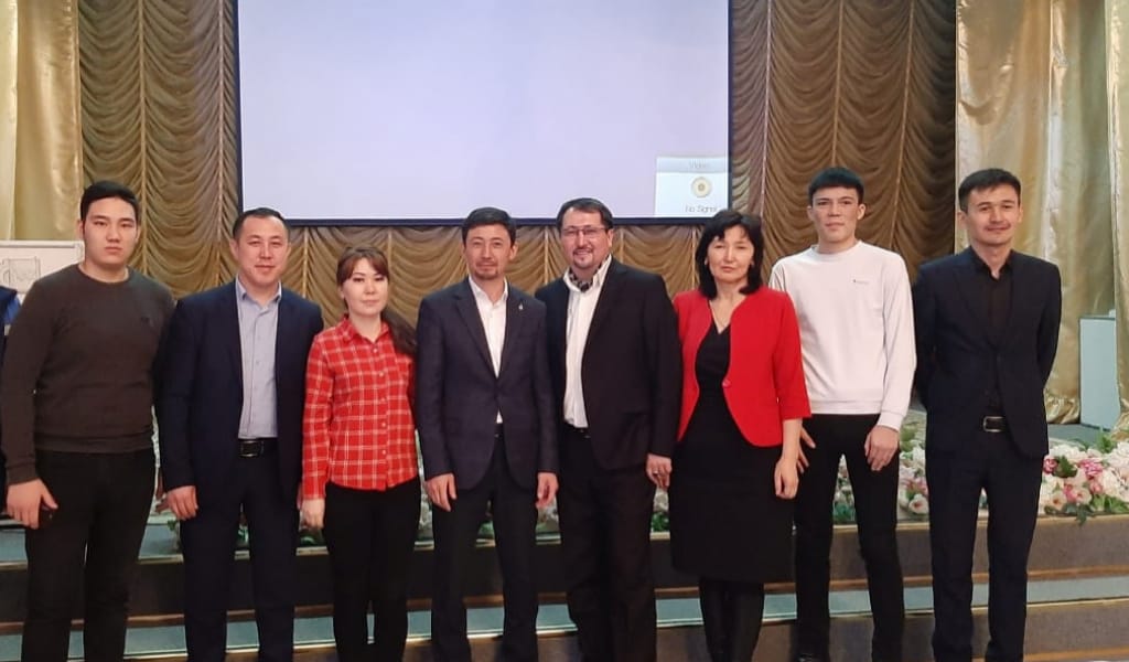 "КҮНІНЕ БІР ӨЛЕҢ ЖАТТАЙЫҚ": ТАЛДЫҚОРҒАНДА АБАЙҒА АРНАЛҒАН КЕШ ӨТТІ