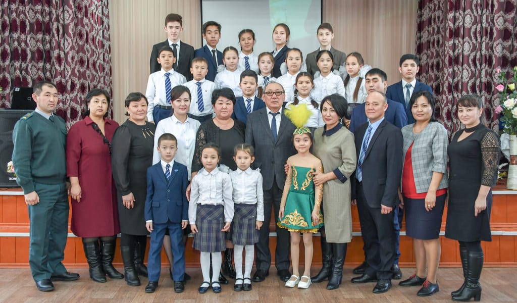 "ӘКЕДЕН ЕРТЕ ҚАЛДЫҚ": ОҚУШЫЛАР ӘМІРЕ ӘРІННІҢ ӘҢГІМЕСІН ТЫҢДАДЫ