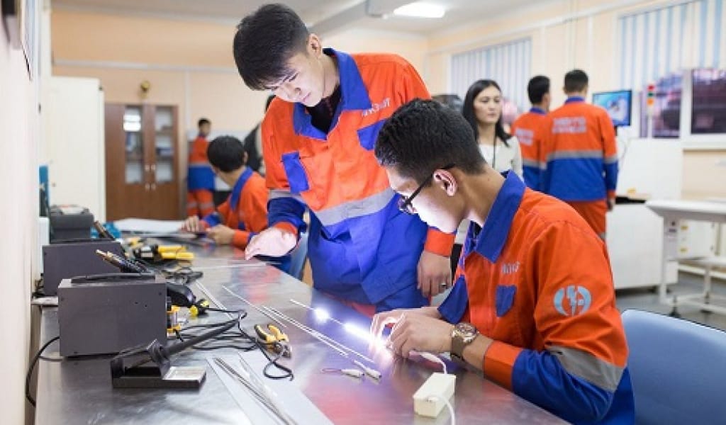 ТЕГІН: БИЫЛ ТӨРТ МЫҢНАН АСА АДАМ ЖАҢА МАМАНДЫҚ МЕҢГЕРІП ШЫҒАДЫ