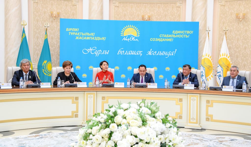 "СЕНІМ АРТТЫ": ПАРТИЯ ІСІНЕ БЕЛСЕНДІ ҮЛЕС ҚОСҚАНДАР МАРАПАТТАЛДЫ