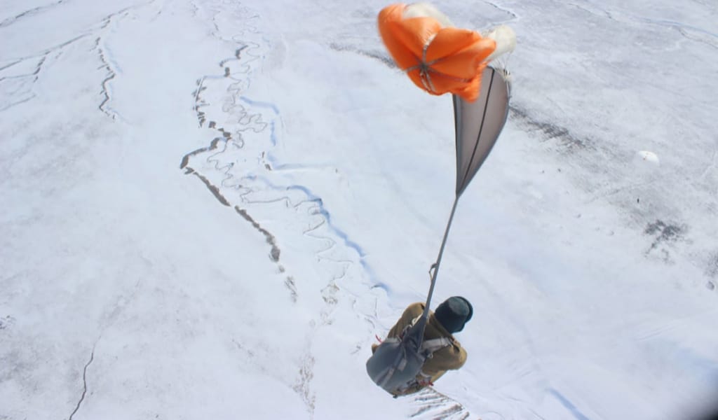 "ҚОРҚЫНЫШ БОЛДЫ": АЛҒАШ ПАРАШЮТПЕН СЕКІРГЕН ЖАУЫНГЕРЛЕР ӘСЕРІМЕН БӨЛІСТІ