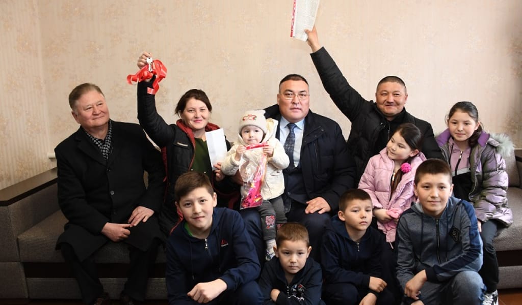 ЖЕКЕ КОМПАНИЯ БАСПАНАСЫЗ ҚАЛҒАН 7 БАЛАЛЫ ОТБАСЫНА ҮЙ СЫЙЛАДЫ