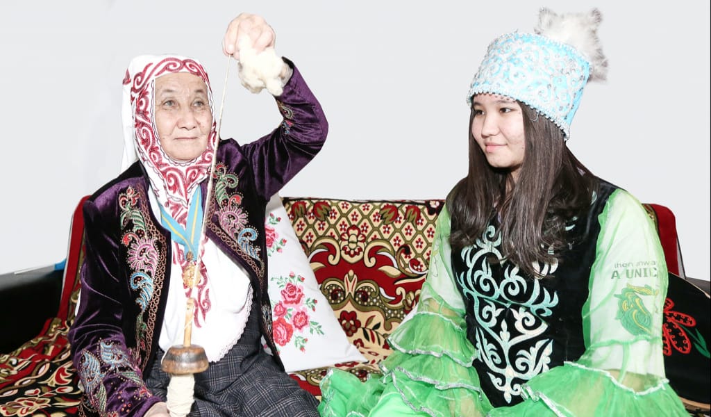 "ЖЫЛЫЛЫҚ ПЕН ҰЛЫЛЫҚ": АНАНЫҢ АЛДЫНДА МӘҢГІ СӘБИМІЗ