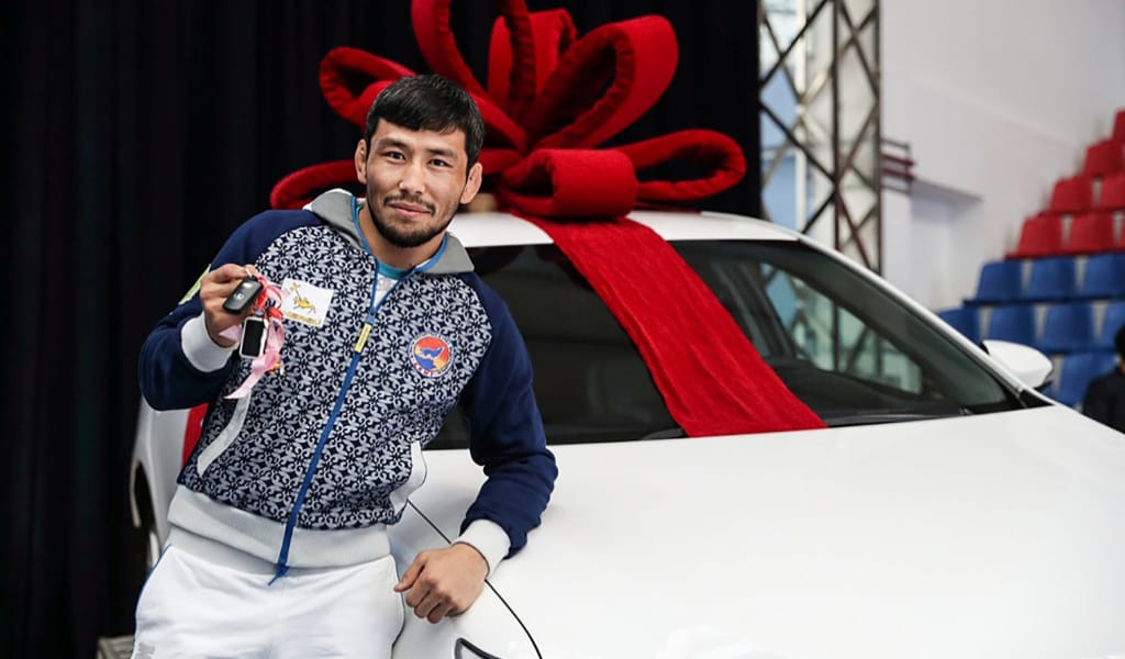 ДЕМЕУ ЖАДЫРАЕВ: "ЖЕТІСТІКТЕРІМНІҢ БАСТАУЫНДА АНАМ ТҰР"