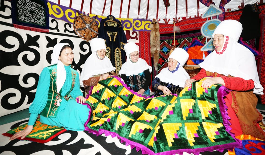 ӨЛЕҢ ОҚЫҢЫЗ: "АНА, СЕНІҢ АЛДЫҢДА АЛАСАМЫЗ ҚАШАНДА!"