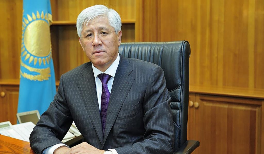 "ӘЙЕЛГЕ БАЙЛАНЫСТЫ": АМАНДЫҚ БАТАЛОВ АРУЛАРДЫ МЕРЕКЕМЕН ҚҰТТЫҚТАДЫ