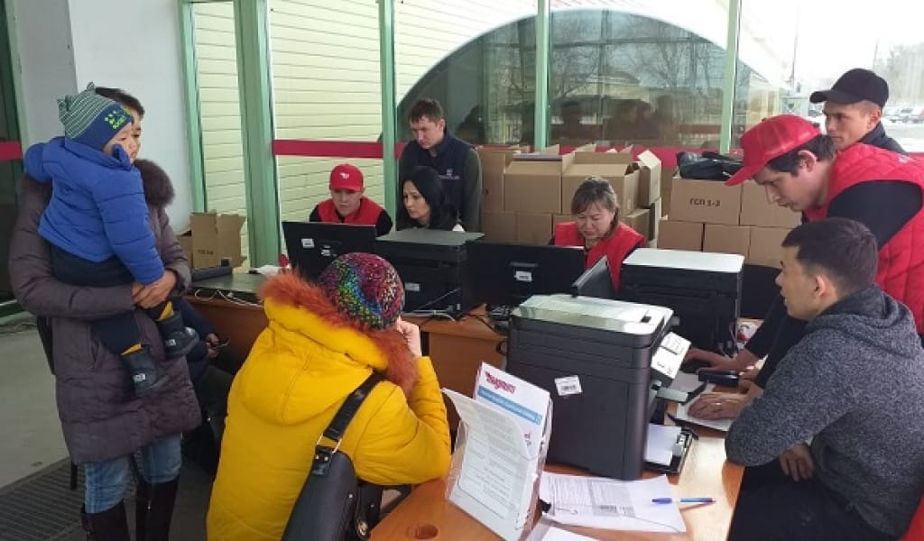 ТАЛДЫҚОРҒАНДА БАЛАЛАРҒА АРНАЛҒАН ӘЛЕУМЕТТІК ПАКЕТ БЕРІЛІП ЖАТЫР