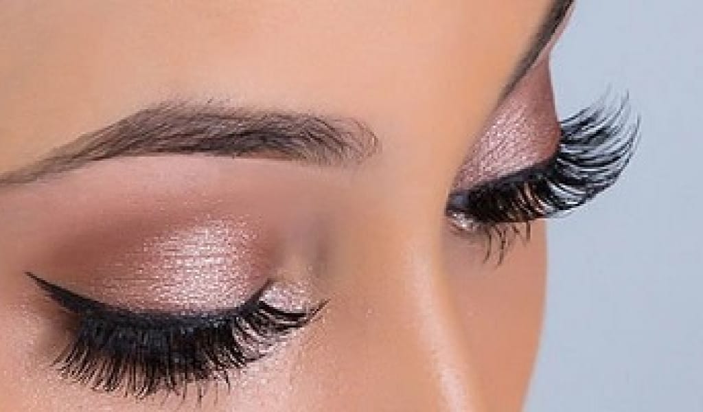 "КӨЗГЕ БИТ ТҮСЕДІ": ЖАСАНДЫ КІРПІККЕ ЗИЯНДЫ БАКТЕРИЯЛАР ҮЙІР