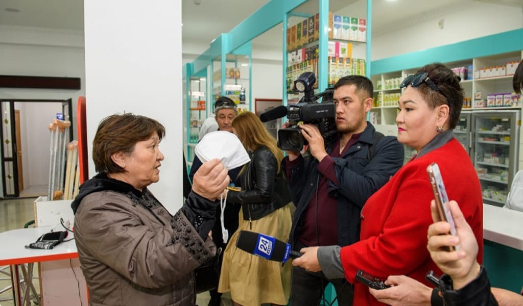 "БЕТПЕРДЕ ҚЫМБАТ": ТІЛШІЛЕР ТАЛДЫҚОРҒАНДАҒЫ ДӘРІХАНАЛАРДЫ АРАЛАДЫ