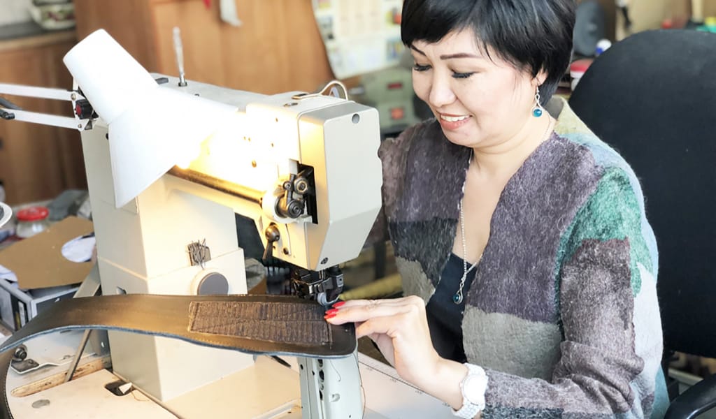 "ӘРБІР ҚАЗАҚ КИСЕ ЕКЕН": ҰЗЫНАҒАШ АУЫЛЫНДА ОЮЛЫ ЕТІКТЕР ШЫҒАРЫЛАДЫ