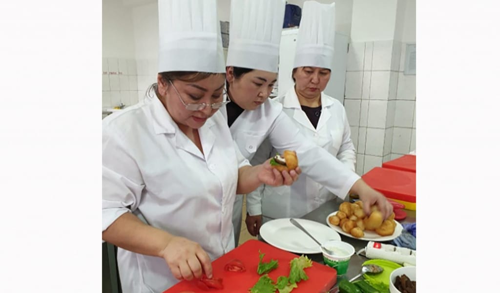 "БАУЫРСАҚБУРГЕР": АЛМАТЫДА ДӘМІ ЕРЕКШЕ ФАСТФУД ӘЗІРЛЕНДІ