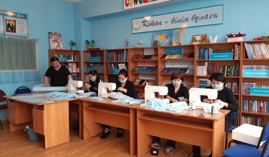 КОРОНАВИРУС: МЕКТЕП МҰҒАЛІМДЕРІ ДЕ БЕТПЕРДЕ ТІГУГЕ КӨШТІ