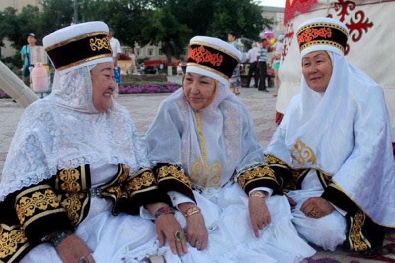 Қыздар ерлердің фаллусын жұлқылайды