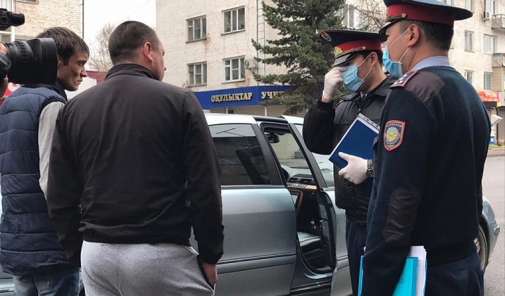 КОРОНАВИРУС: МЕДИЦИНАЛЫҚ БЕТПЕРДЕСІЗ ЖҮРГЕНДЕР ЖАУАПҚА ТАРТЫЛАДЫ