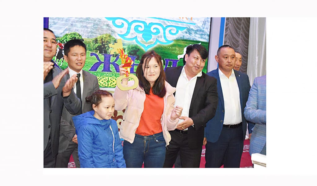 ҚАЙЫРЫМДЫЛЫҚ: КЕГЕН ЖАСТАРЫ МҰҚТАЖ ОТБАСЫЛАРҒА ҮЙ СЫЙЛАДЫ