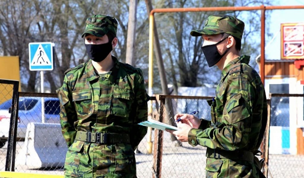 КОРОНАВИРУС: ҚАРАСАЙЛЫҚ ӘСКЕРИ МІНДЕТТІЛЕР АЛҒАШҚЫ БОЛЫП САПҚА ТҰРДЫ
