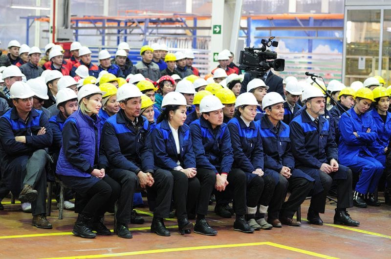 Зауыт ұжымымен кездесті