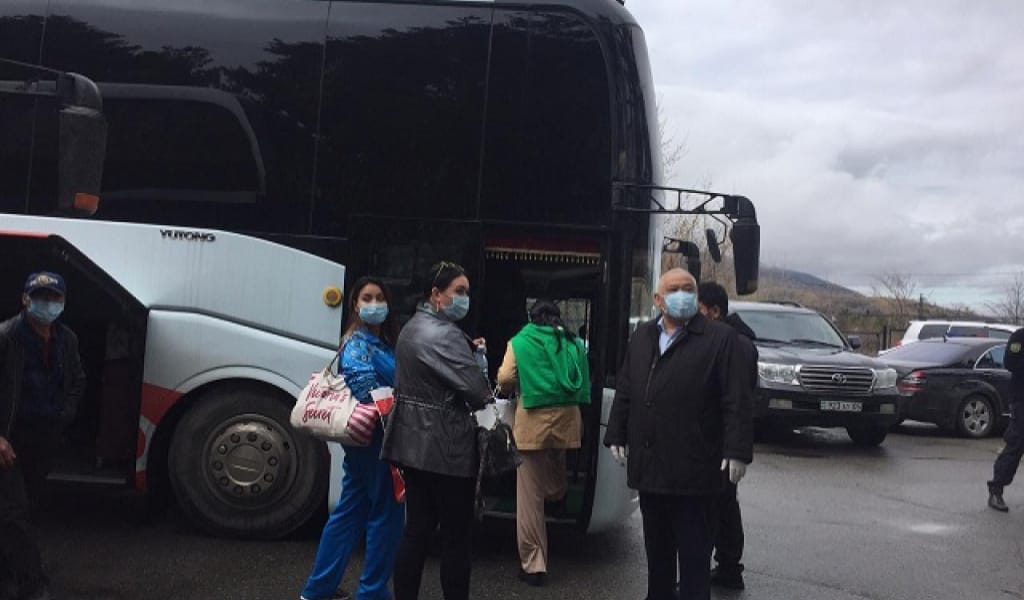 ДУБАЙДАН КЕЛГЕН 135 ЖОЛАУШЫ АРНАЙЫ АВТОБУСПЕН ҮЙЛЕРІНЕ ЖӨНЕЛТІЛДІ
