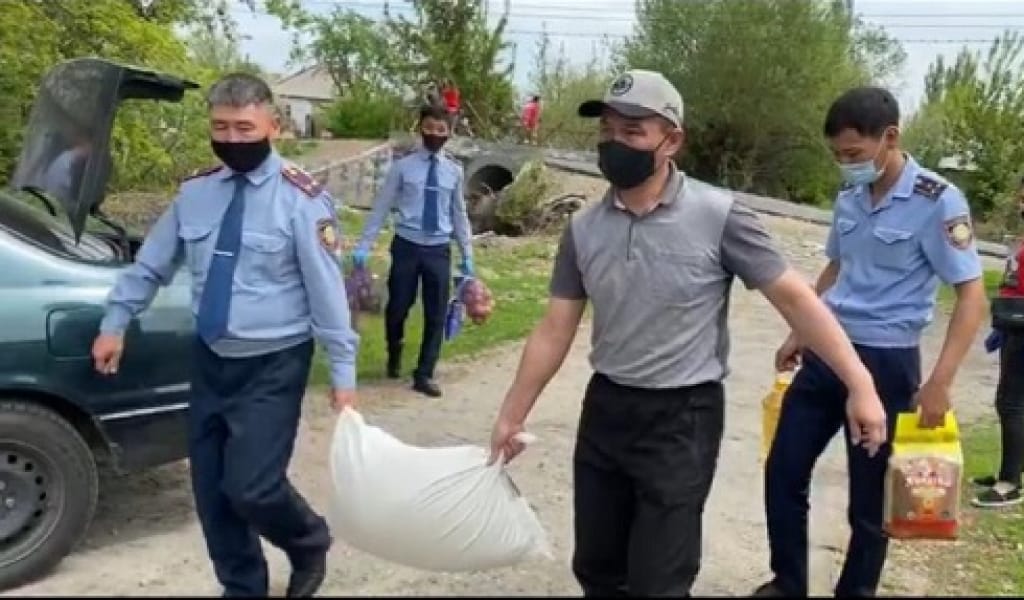 КРИМИНАЛДЫҚ ПОЛИЦИЯ ҚЫЗМЕТКЕРЛЕРІ МҰҚТАЖ ЖАНДАРҒА КӨМЕКТЕСТІ