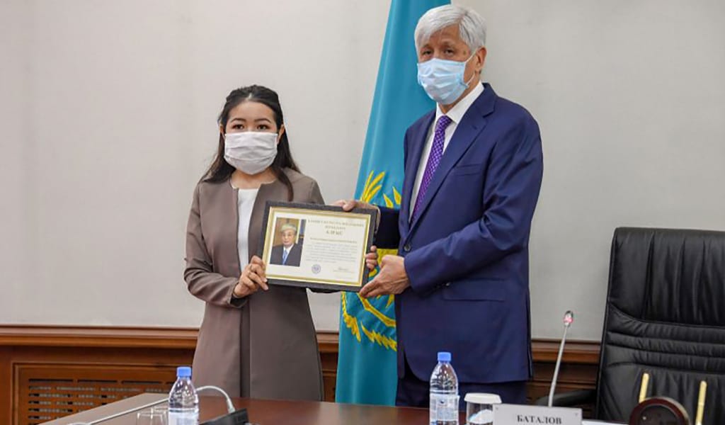 ЕРІКТІЛЕР ЖЫЛЫ: ЖАС ЖУРНАЛИСТ ПРЕЗИДЕНТТІҢ АЛҒЫС ХАТЫМЕН МАРАПАТТАЛДЫ