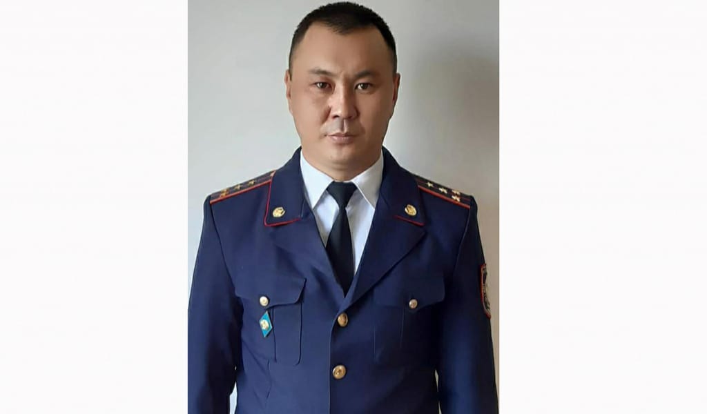 "САПТА ТҰРСЫН, ІШКІ ІСТЕР ОРГАНЫ!" ӨЛЕҢ ЖАЗАТЫН ПОЛИЦИЯ КАПИТАНЫ