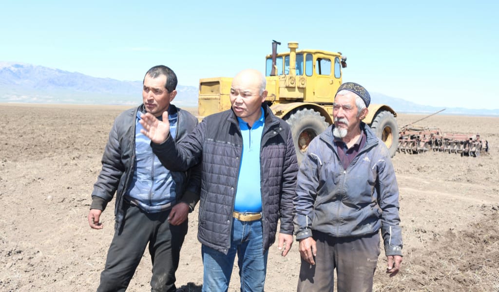 "ҚИМЫЛЫ ШИРАҚ": ЖЕТПІСКЕ ТАЯҒАН МЕХАНИЗАТОР ЖЕР ЖЫРТЫП ЖҮР