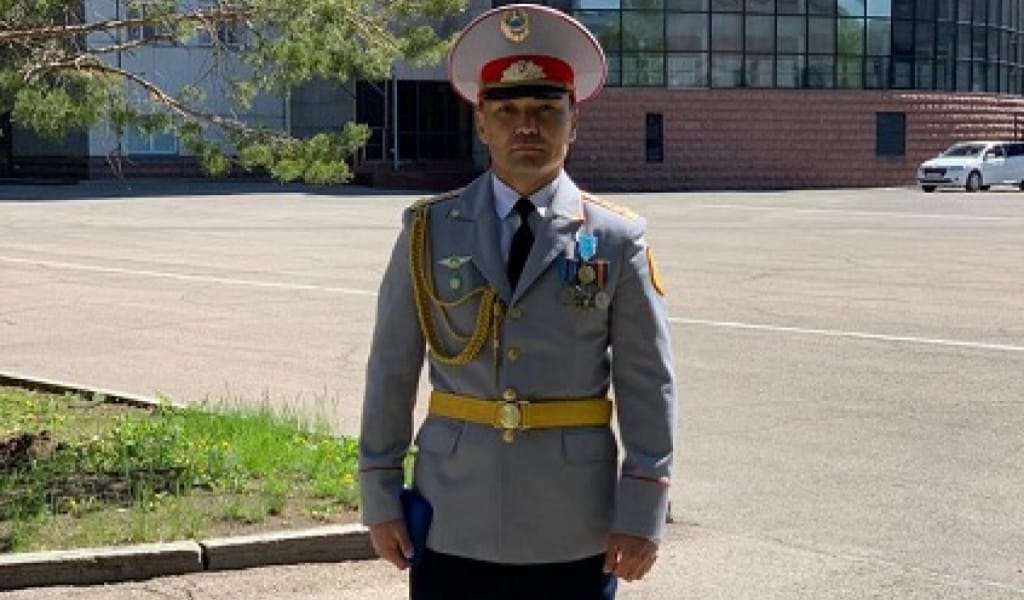 "НАҒЫЗ БАТЫР": ҚАРТ ӘЙЕЛДІ ӨРТТЕН ҚҰТҚАРҒАН ПОЛИЦЕЙ МАРАПАТТАЛДЫ