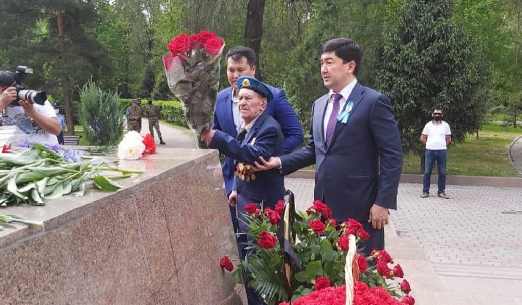 "ҚАРУЛАСТАРЫМДЫ ЕСКЕ АЛАМ": ҚАРТ САРБАЗ МӘҢГІЛІК АЛАУҒА ГҮЛ ШОҚТАРЫН ҚОЙДЫ