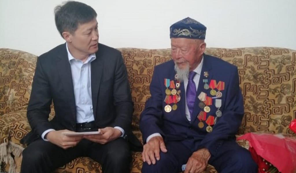 ЖЕҢІСКЕ - 75 ЖЫЛ: ӘКІМ ОРЫНБАСАРЫ 97 ЖАСТАҒЫ МАЙДАНГЕРДІ ҚҰТТЫҚТАДЫ