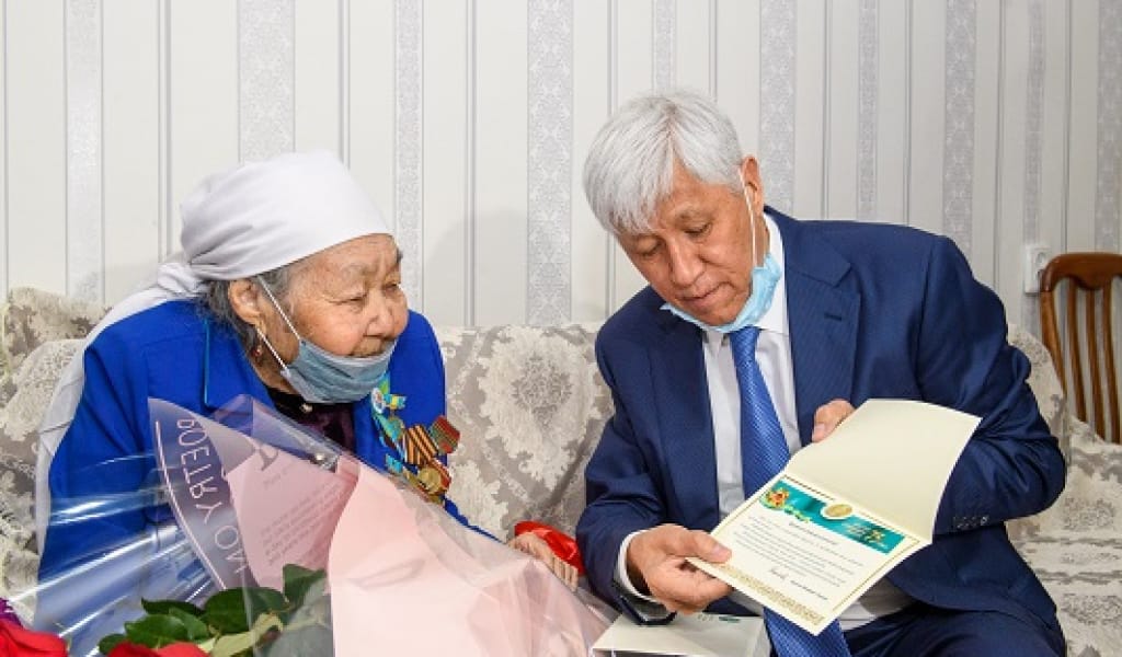 "АЗАЙЫП БАРАДЫ": АМАНДЫҚ БАТАЛОВ СОҒЫС АРДАГЕРЛЕРІНЕ ДЕНСАУЛЫҚ ТІЛЕДІ