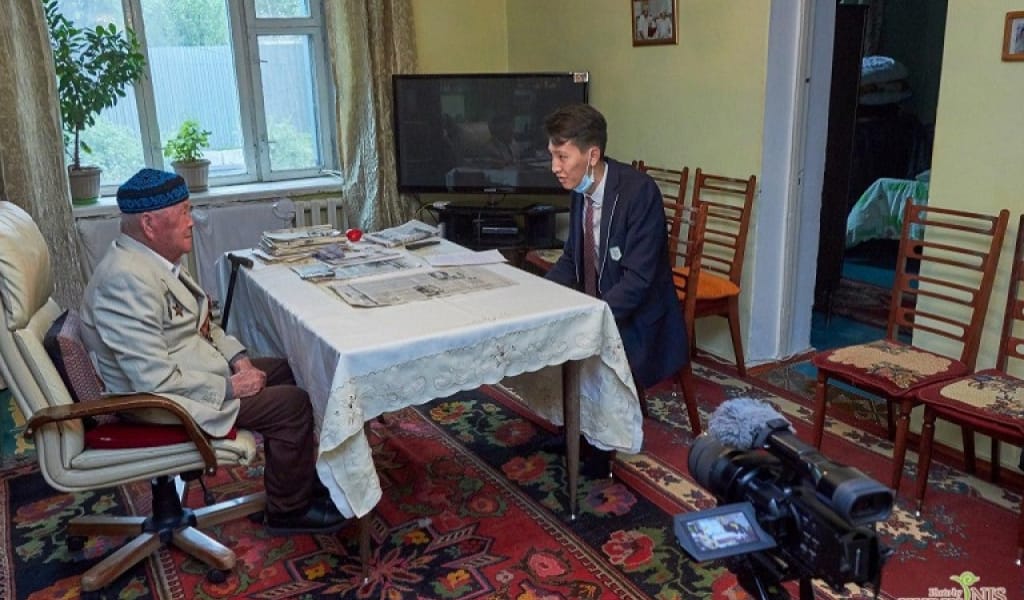 ЖЕҢІСКЕ - 75 ЖЫЛ: СОҒЫСҚА ҚАТЫСҚАН ҚАРТ ЖУРНАЛИСТ ОҚУШЫЛАРҒА БАТА БЕРДІ