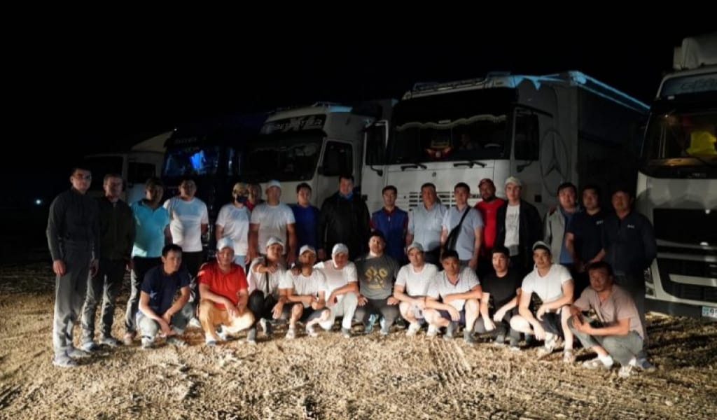 ЖЕТІСУЛЫҚТАР СУ ТАСҚЫНЫНАН ЗАРДАП ШЕККЕН АҒАЙЫНҒА КӨМЕК ЖЕТКІЗДІ